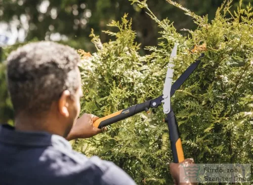 Fiskars PowerGearX™ HSX92 sövénynyíró olló 1023631