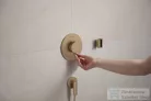 Hansgrohe FIXFIT FINE S gégecső csatlakozó visszafolyásgátlóval, szálcsiszolt bronz 28882140