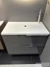 BEMUTATÓTERMI AREZZO design MONTEREY 80 alsószekrény (fényes antracit) + mosdópult (fényes fehér) + 2db fogantyú (króm) (esztétikai sérült pult)