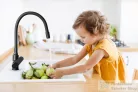 Invena JOGA PLUS konyhai csaptelep, álló, flexibilis kifolyócsővel, fekete, waterplating bevonat BZ-32-P04-C